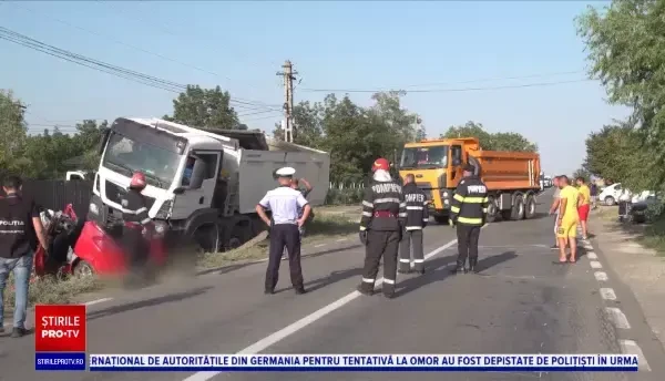Mașină proiectată sub roțile unui camion de un șofer neatent: o mamă și fiul ei se zbat între viață și moarte