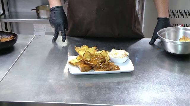 Românii mănâncă tot mai multă carne de porc. Cum fac față restaurantele cererii tot mai mari