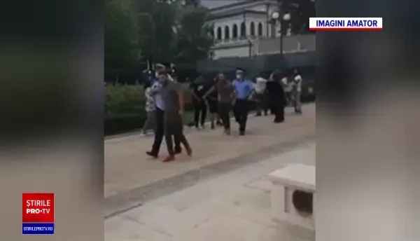 Primele imagini de la scandalul din curtea Mitropoliei Moldovei, după "un jurământ" în biserică