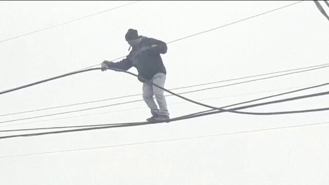 Un hoț a furat 20 de metri de cablu, în mijlocul zilei. Totul s-a întâmplat într-un mare oraș