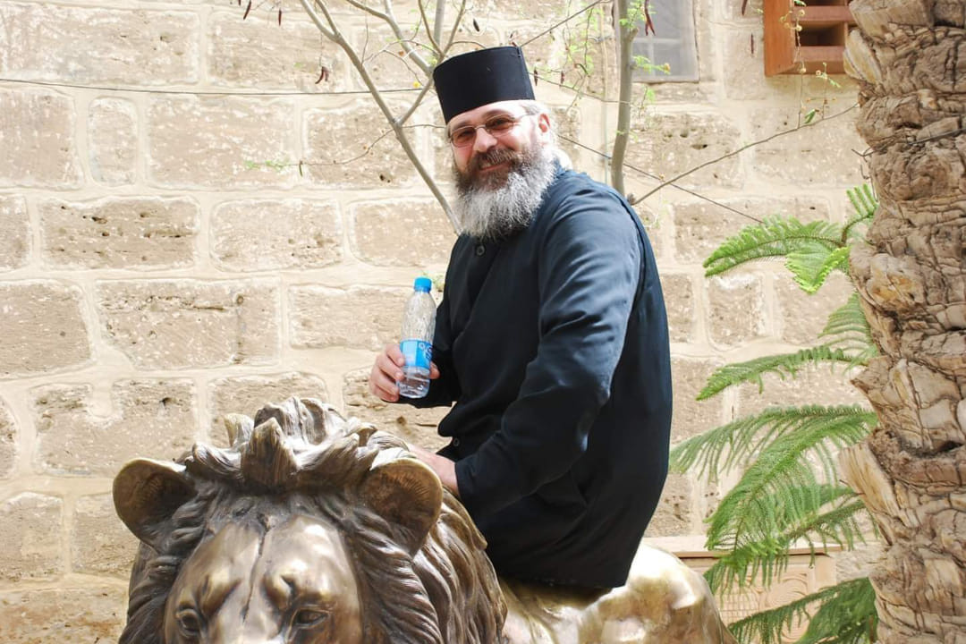 Preotul care recomanda gargară cu apă şi ţuică pentru a preveni Covid-19, diagnosticat pozitiv