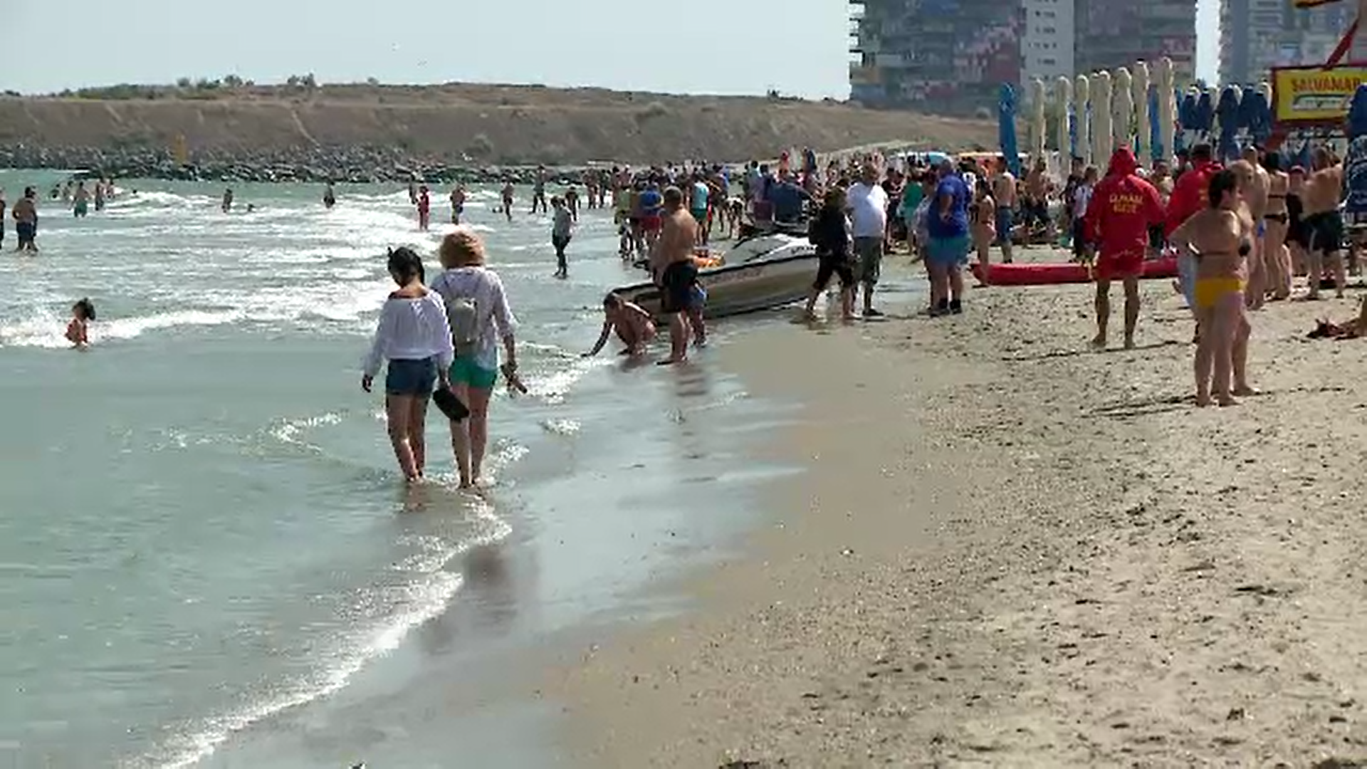 Ploaia nu i-a speriat pe turiștii de pe litoral. Plajele au fost pline sâmbătă