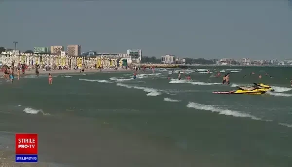 Ploaia nu i-a speriat pe turiștii de pe litoral. Plajele au fost pline sâmbătă