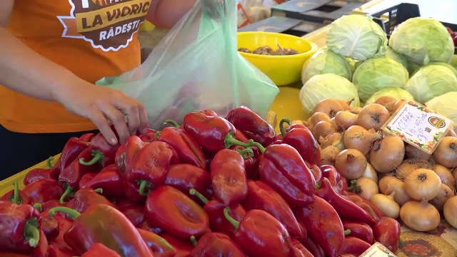 Zacusca și murăturile costă mai mult anul acesta. Prețurile legumelor s-au dublat