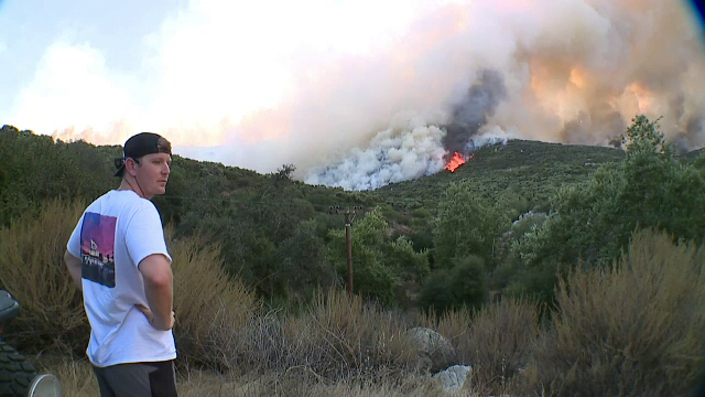 Incendii de vegetație mistuie sudul Californiei. S-au anunțat aproape 48 de grade Celsius