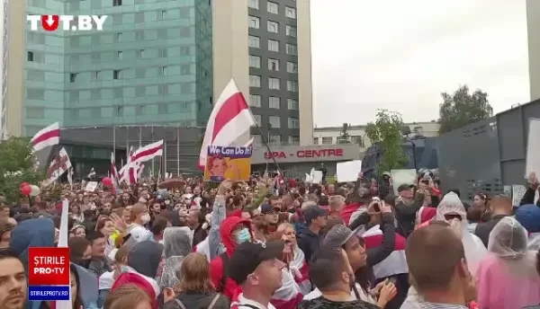 Peste 100.000 de oameni au protestat împotriva lui Lukașenko. Zeci de studenți, reținuți de mascați