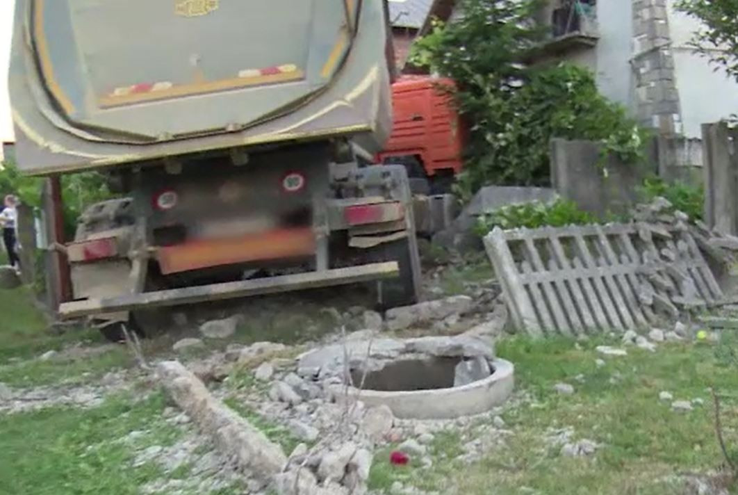 Ciocnire violentă între un camion și un tir în Dâmbovița. Cum s-a produs coliziunea