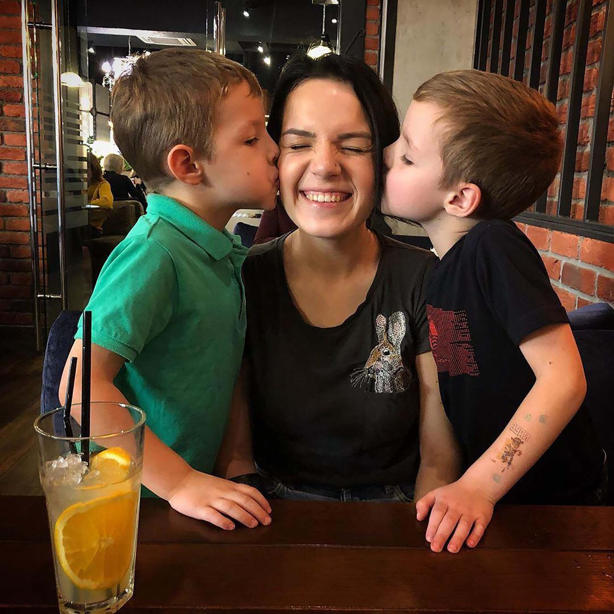 Povestea tulburatoare a unei mame. Sotul ei a dus-o in padure si i-a taiat mainile cu toporul, din cauza geloziei