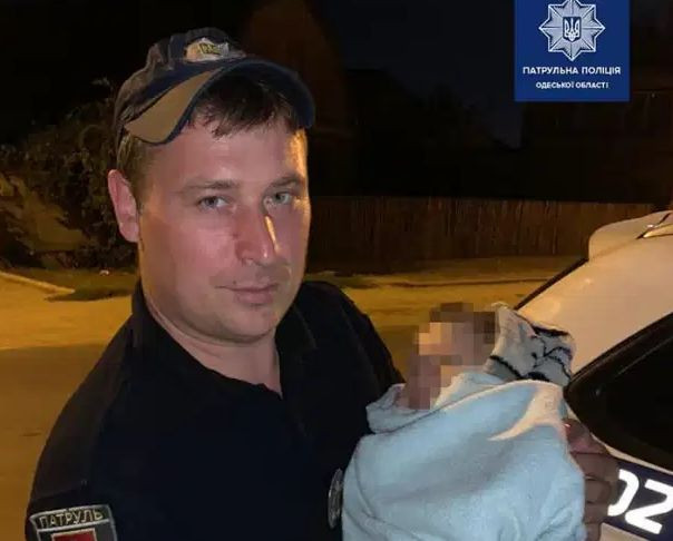 Băiețel de trei ani, găsit mestecând o pungă de plastic, înfometat, într-un apartament plin cu gândaci