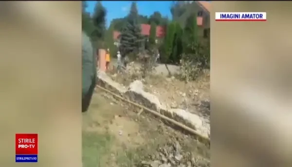 O fetiță de 5 ani a fost zdrobită în curtea casei de un TIR fără frâne care a rupt gardul