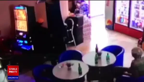 Supărat că a pierdut la păcănele, un oltean a plecat cu aparatul. "Am zis: mergi cu mine!"