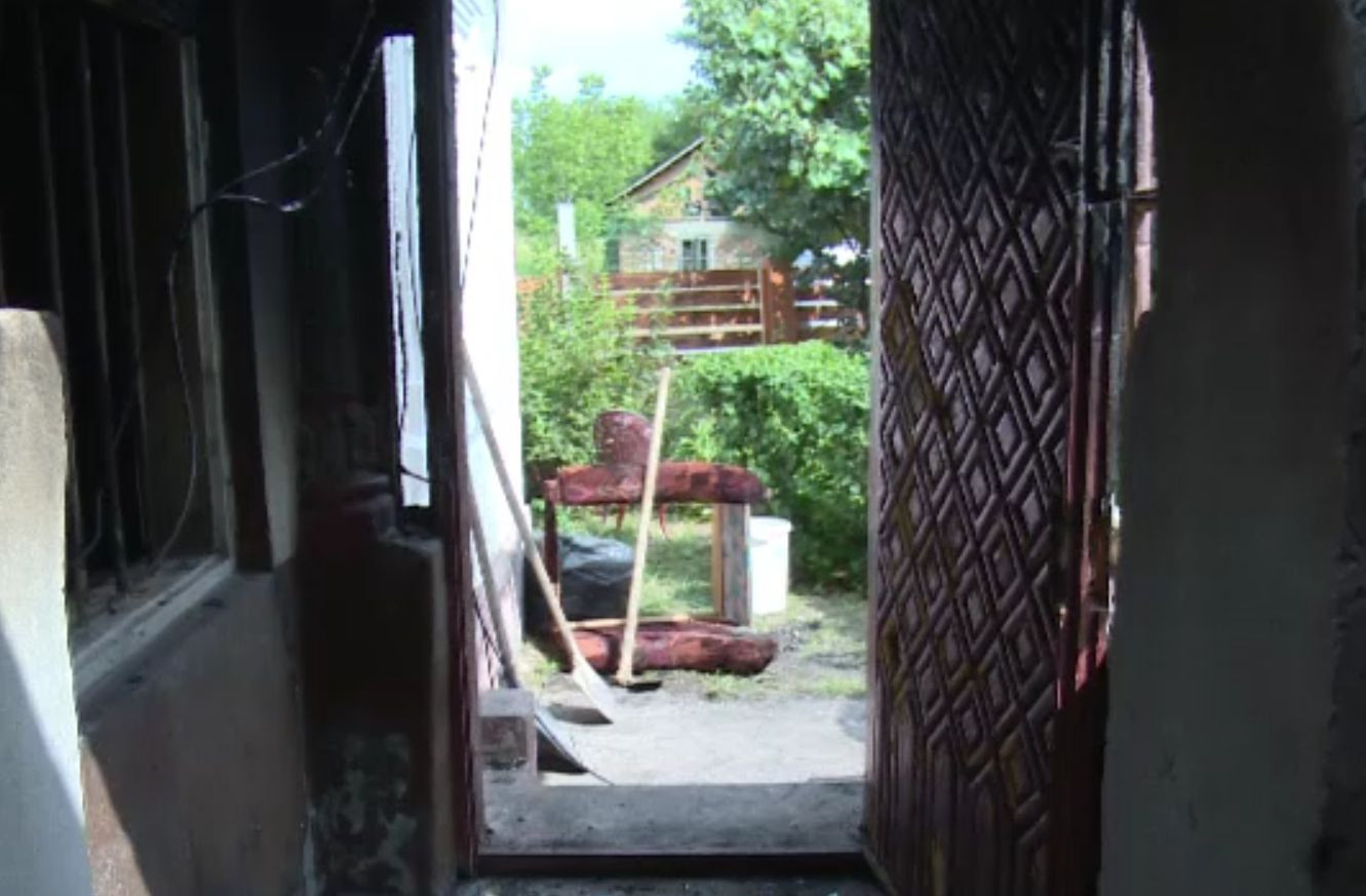 Un individ a incendiat casa fostei soții, cu gând să o omoare. A recunoscut tot în fața anchetatorilor