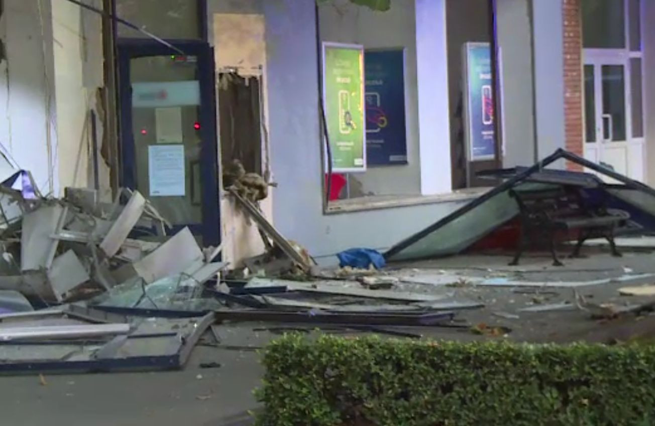 Filmul jafului din bancomate. Polițiștii încearcă să afle acum ce explozibil au folosit tâlharii