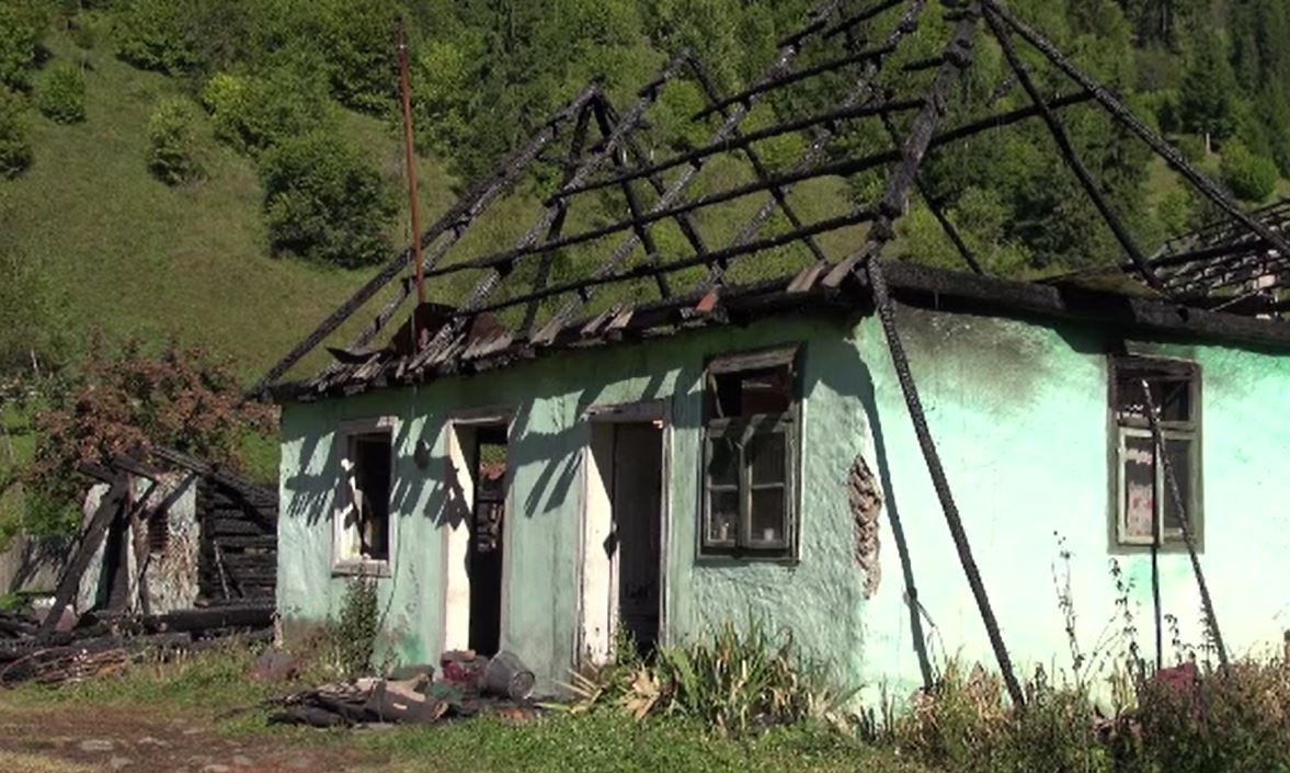 Cinci copii din Bacău au rămas pe drumuri, după ce unchiul lor le-a dat foc la casă