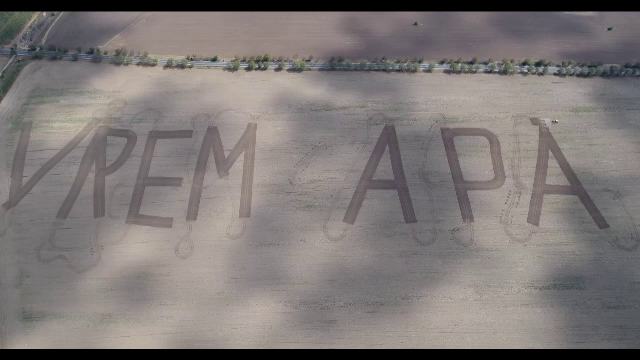 Disperați din cauza secetei, fermierii din Dobrogea scrijelesc pe pământul uscat mesaje de ajutor: ”Vrem apă”