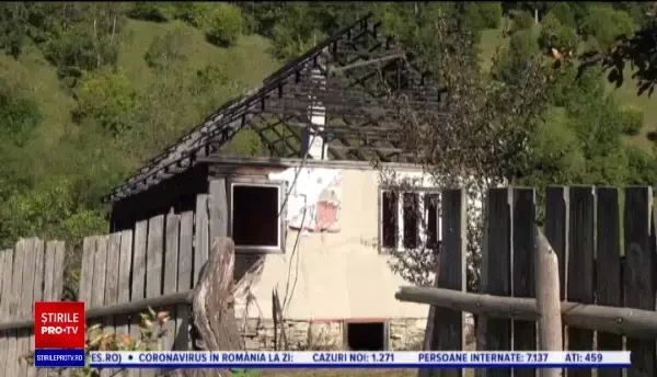 Cinci copii din Bacău au rămas pe drumuri, după ce unchiul lor le-a dat foc la casă