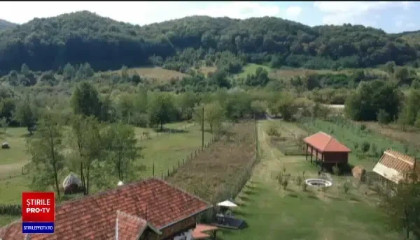 Hambare, poduri sau magazii, transformate în locuri de cazare. De la cât pornesc tarifele