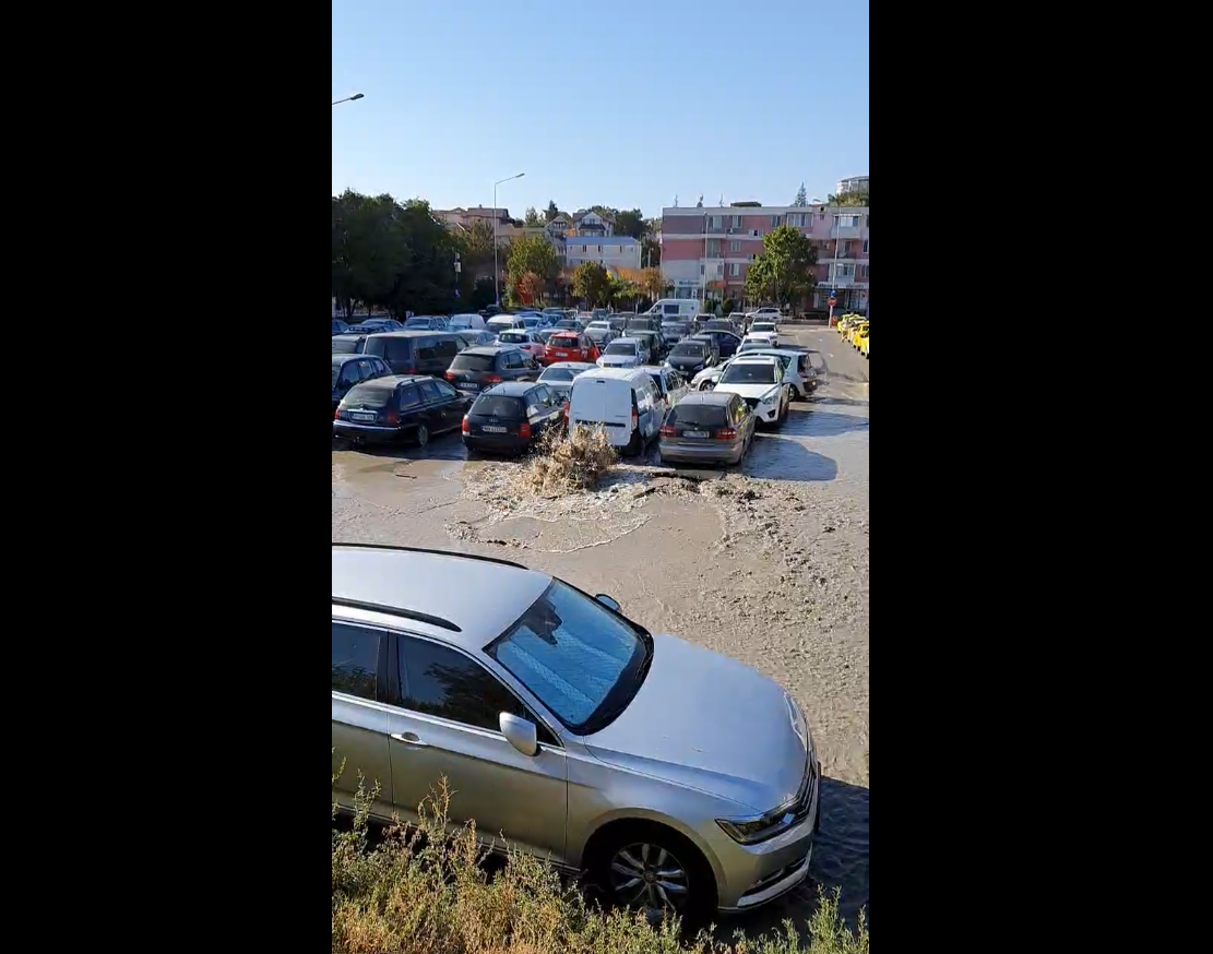 Centrul orașului Tulcea, sub ape deși nu plouă. Au refulat conductele noi, de 120 de milioane de euro