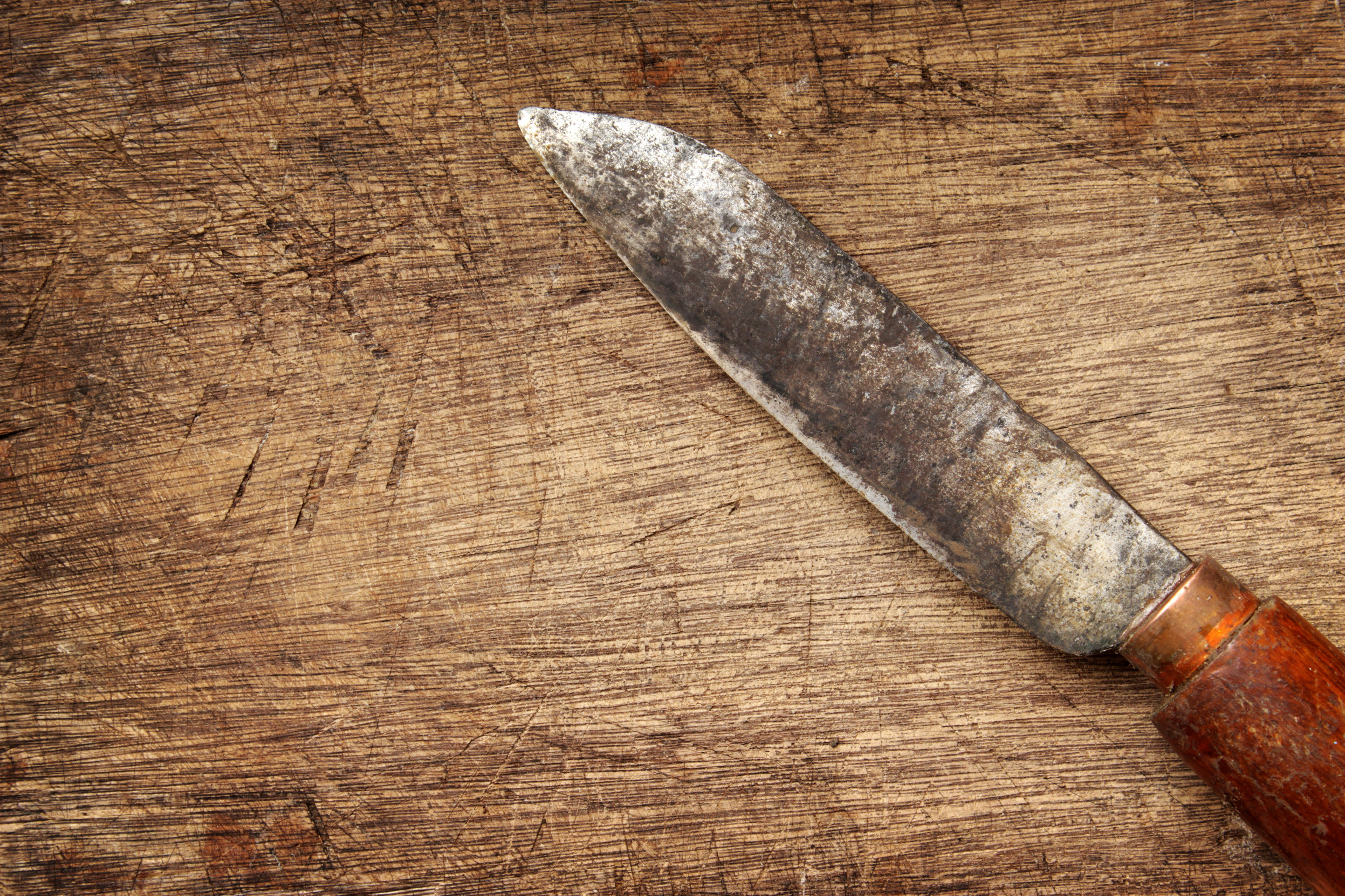 O fetiță de două zile, abandonată într-o pungă și cu un cuțit înfipt în spate. A supraviețuit în mod miraculos