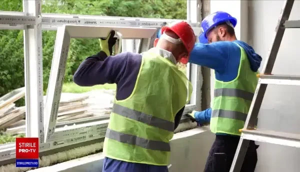 Sute de școli sunt încă în reparaţii, după 6 luni de pandemie. Elevii, trimiși să învețe la bancă