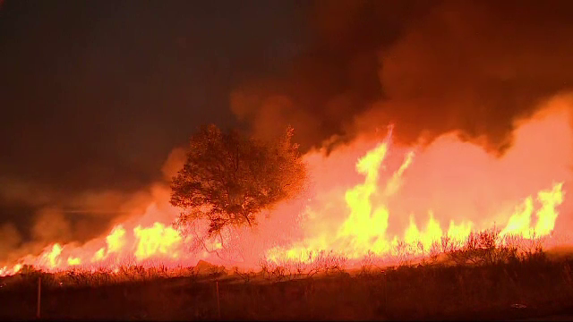 Un bărbat care nu și-a recunoscut soția desfigurată de foc și-a găsit apoi fiul omorât de incendiul din California