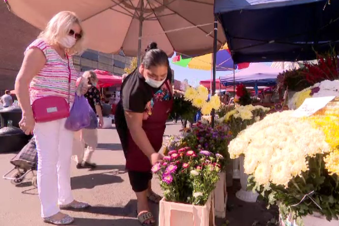 Buchetele de flori, interzise în prima zi de școală. Florarii au pierderi uriașe