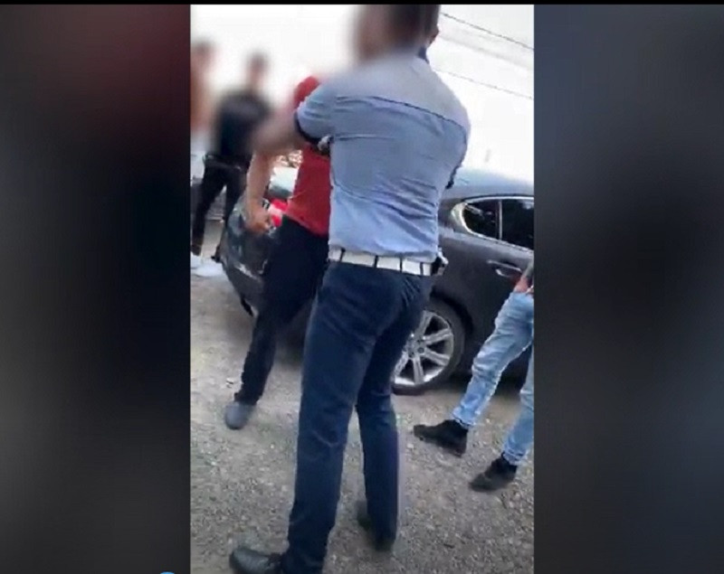 Activist de mediu, bătut chiar sub ochii polițiștilor după ce a reclamat un transport suspect de lemne