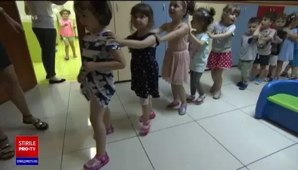 Activități la grădiniță în pandemie. Copii nu pot fi mângâiați sau ajutați să mănânce