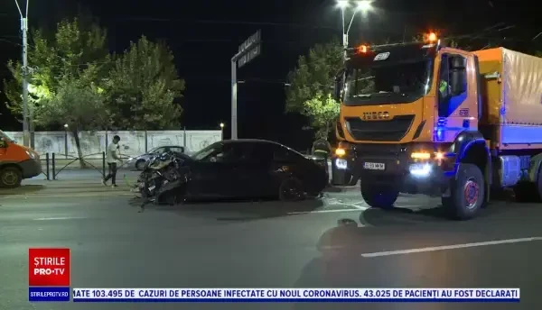 Două mașini s-au ciocnit violent în București. ”Se întâmplă tot timpul accidente aici”