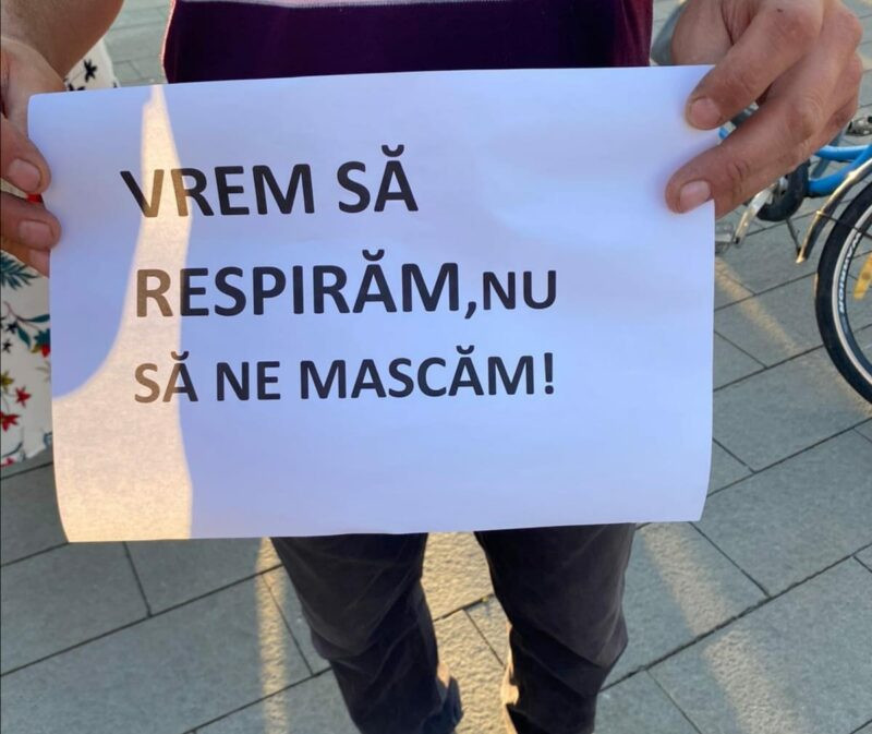 Protest anti-mască în școli la Cluj Napoca. ”Vrem să respirăm, nu să ne mascăm”