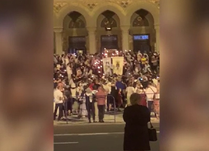 Sute de oameni s-au îngrămădit să atingă moaştele Sf. Iosif cel nou, la Timișoara