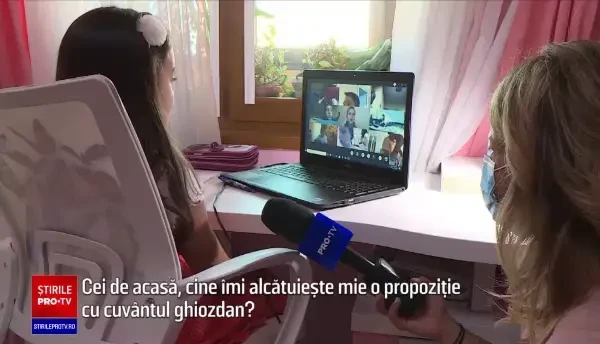 Cum se desfășoară cursurile online, cu elevi în clasă, dar și acasă: ''Alo, doamnă, mă auziţi?''