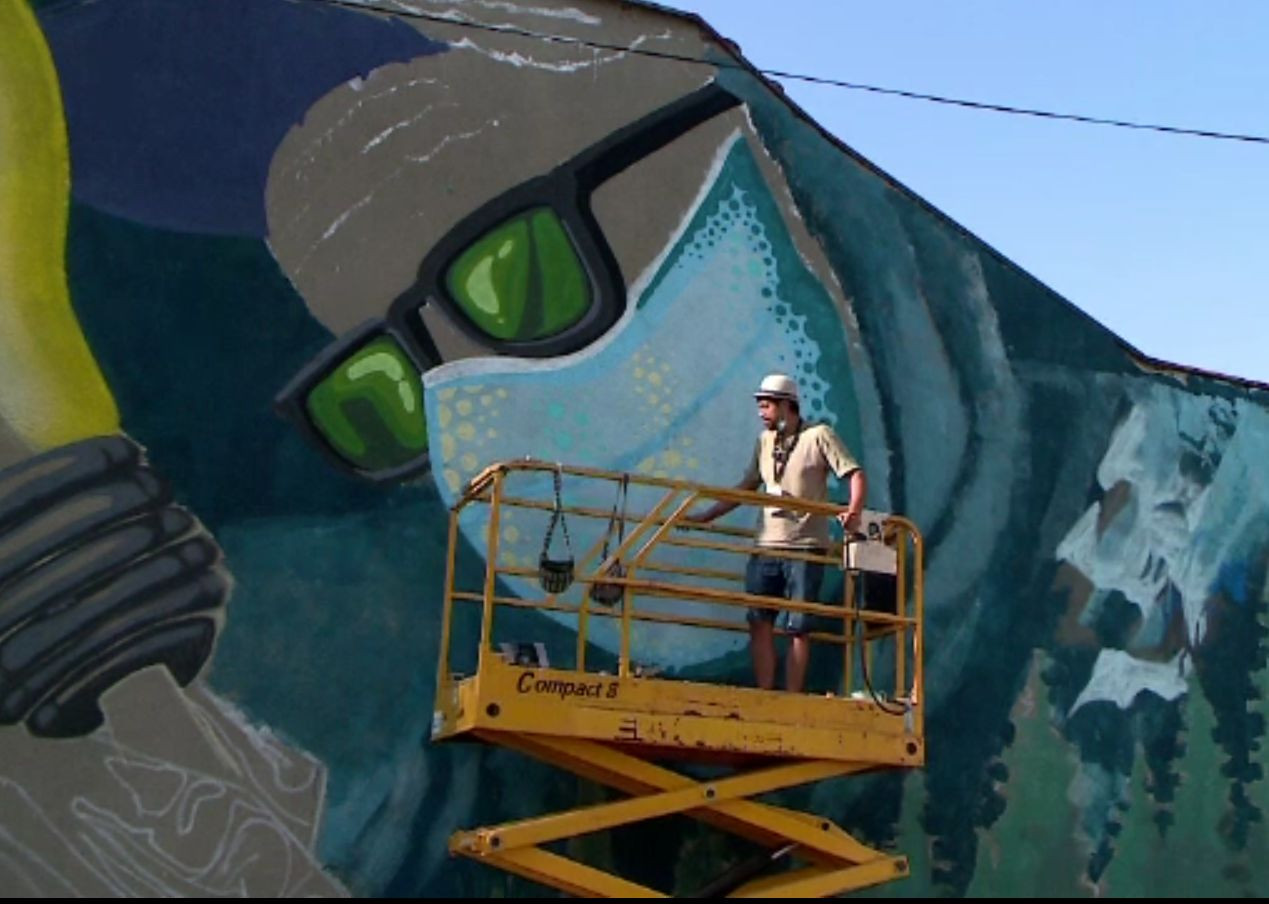 Doi artiști stradali pictează cu grafitti zidurile spitalului de boli infecțioase din Iași. Aduc o speranță bolnavilor