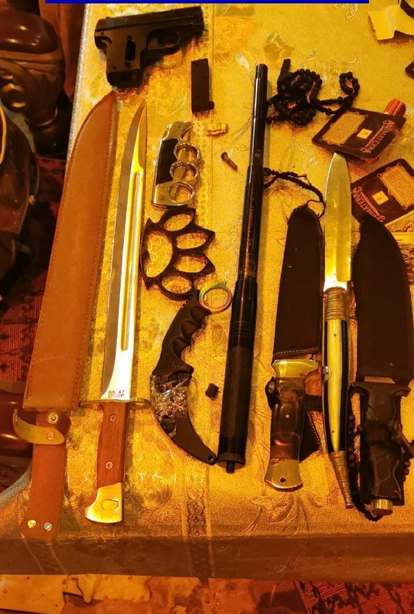 Averea fabuloasă găsită la clanul Sadoveanu. Zeci de macete, sărbii și cuțite, confiscate de polițiști