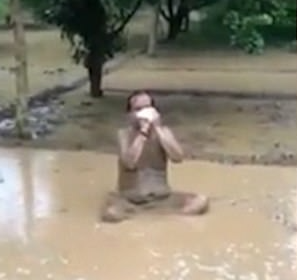 Un politician din India, care susținea că baia în nămol îl protejează de Covid-19, s-a infectat. VIDEO