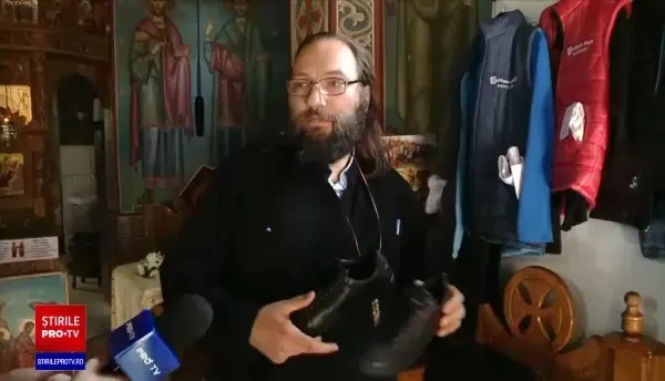 Preotul care pregătește de școală 7.000 de copii nevoiași. Le cumpără tot ce au nevoie