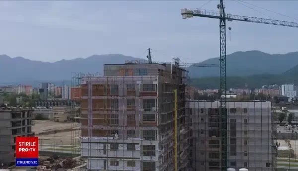 În timp ce economia suferă, există un domeniu în care se lucrează fără întrerupere