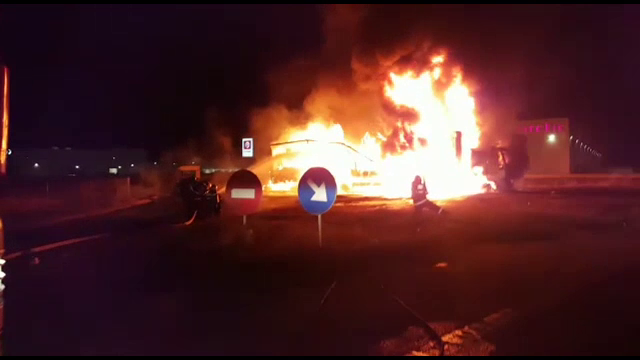 Un incendiu puternic a mistuit un TIR pe A1. Un cauciuc a explodat, iar cabina a fost cuprinsă de flăcări
