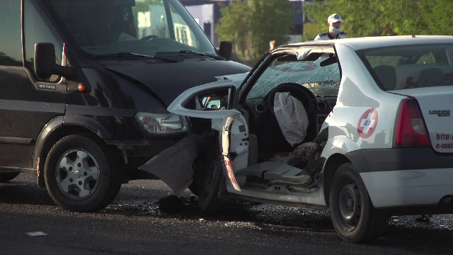 Accident grav. Patru pacienți care se întorceau de la dializă, grav răniți, după ce mașina lor a fost lovită de o dubă