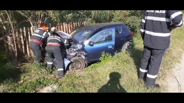 Doi șoferi au ajuns la spital, după ce mașinile pe care le conduceau s-au izbit violent