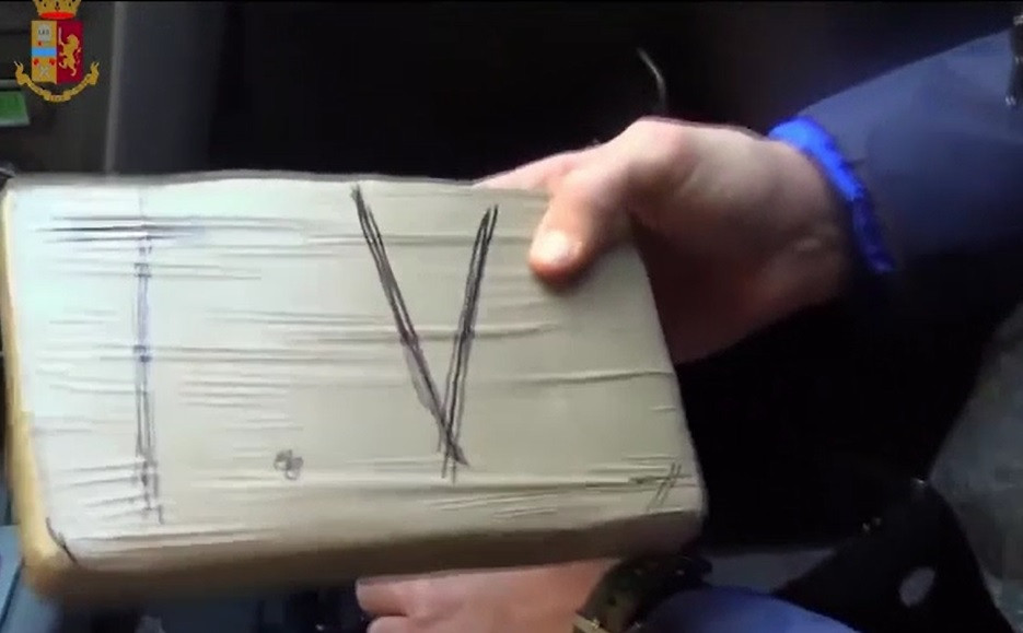 Grupare uriașă de traficanți de droguri, destructurată de italieni: 100 de persoane au fost arestate