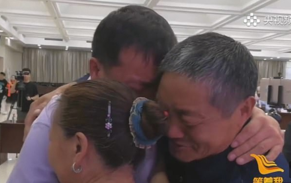 Momentul emoționant în care doi soți se reunesc cu copilul lor, după 40 de ani. El fusese răpit din casă la vârsta de 2 ani