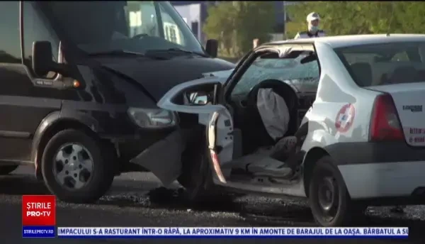 Accident grav. Patru pacienți care se întorceau de la dializă, grav răniți, după ce mașina lor a fost lovită de o dubă