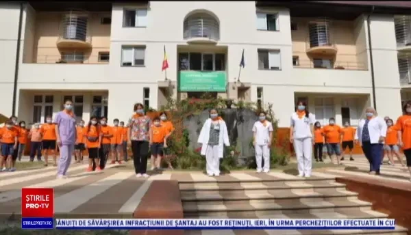 Zeci de clădiri din toată țara s-au colorat în portocaliu. Care este motivul