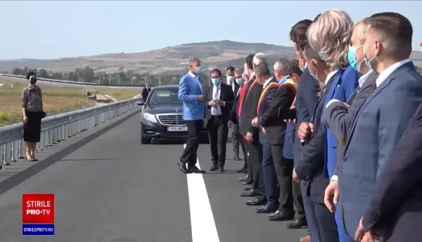 Iohannis, la deschiderea unui nou tronson de 18 km de autostradă: "Mie trebuie să-mi promiteți ceva"