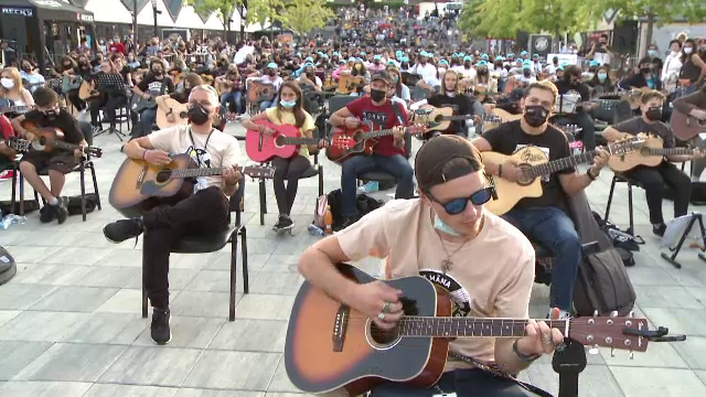 Peste 300 de chitariști au cântat la unison, în Sibiu, cele mai iubite melodii folk și rock