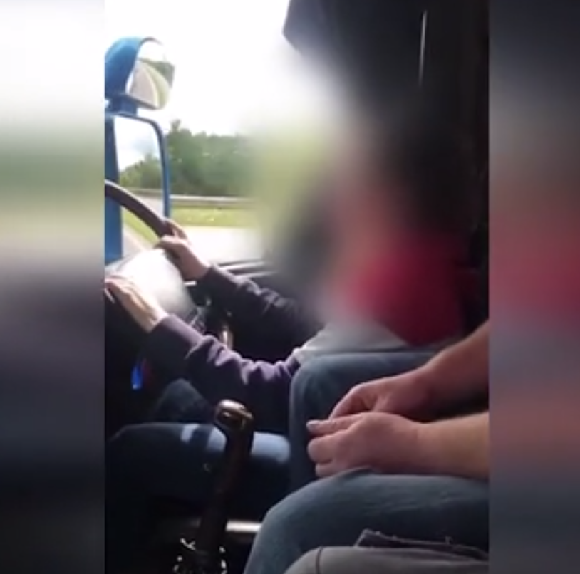 Un copil de 12 ani a fost filmat în timp ce conducea un camion pe o autostradă din Anglia