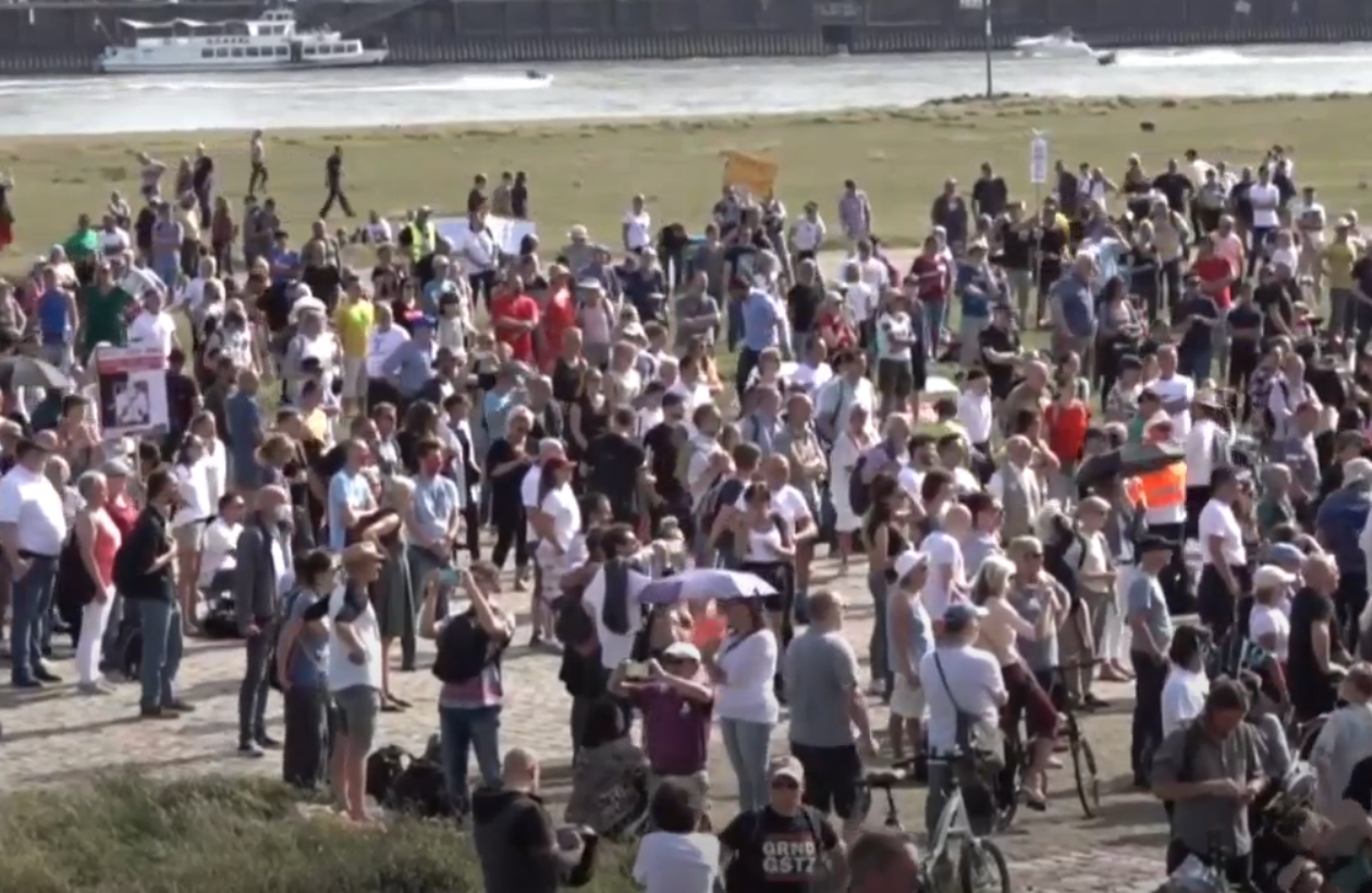 Protest cu mii de persoane în Düsseldorf, împotriva restricțiilor impuse pentru combaterea COVID-19