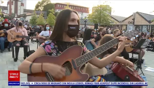 Peste 300 de chitariști au cântat la unison, în Sibiu, cele mai iubite melodii folk și rock
