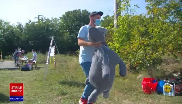 O armată de jucării de pluș păzește un teren din București, în semn de protest pentru lipsa parcurilor